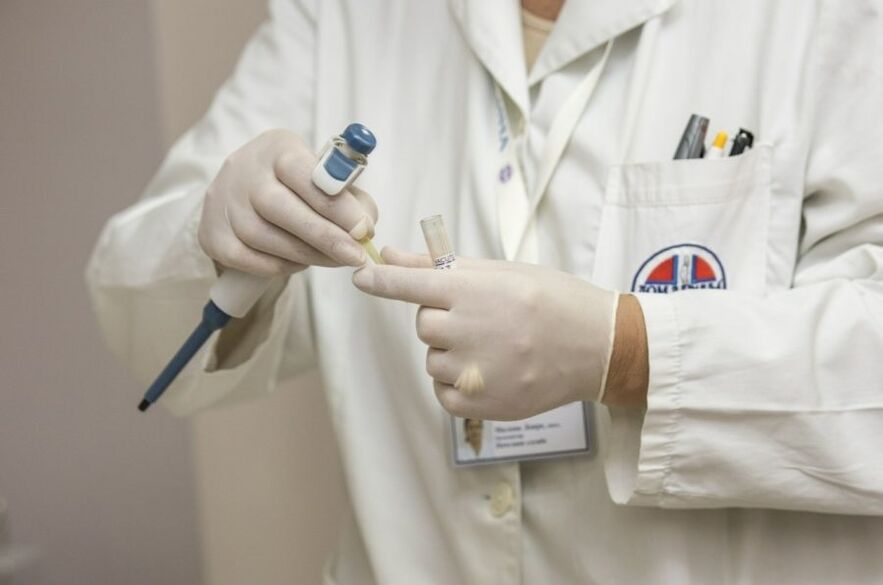Lékař diagnostikující lidský papilomavirus