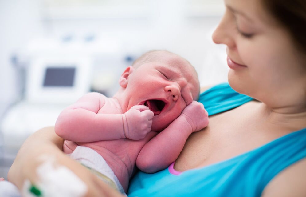 Lidský papilomavirus se během porodu přenáší z matky na dítě